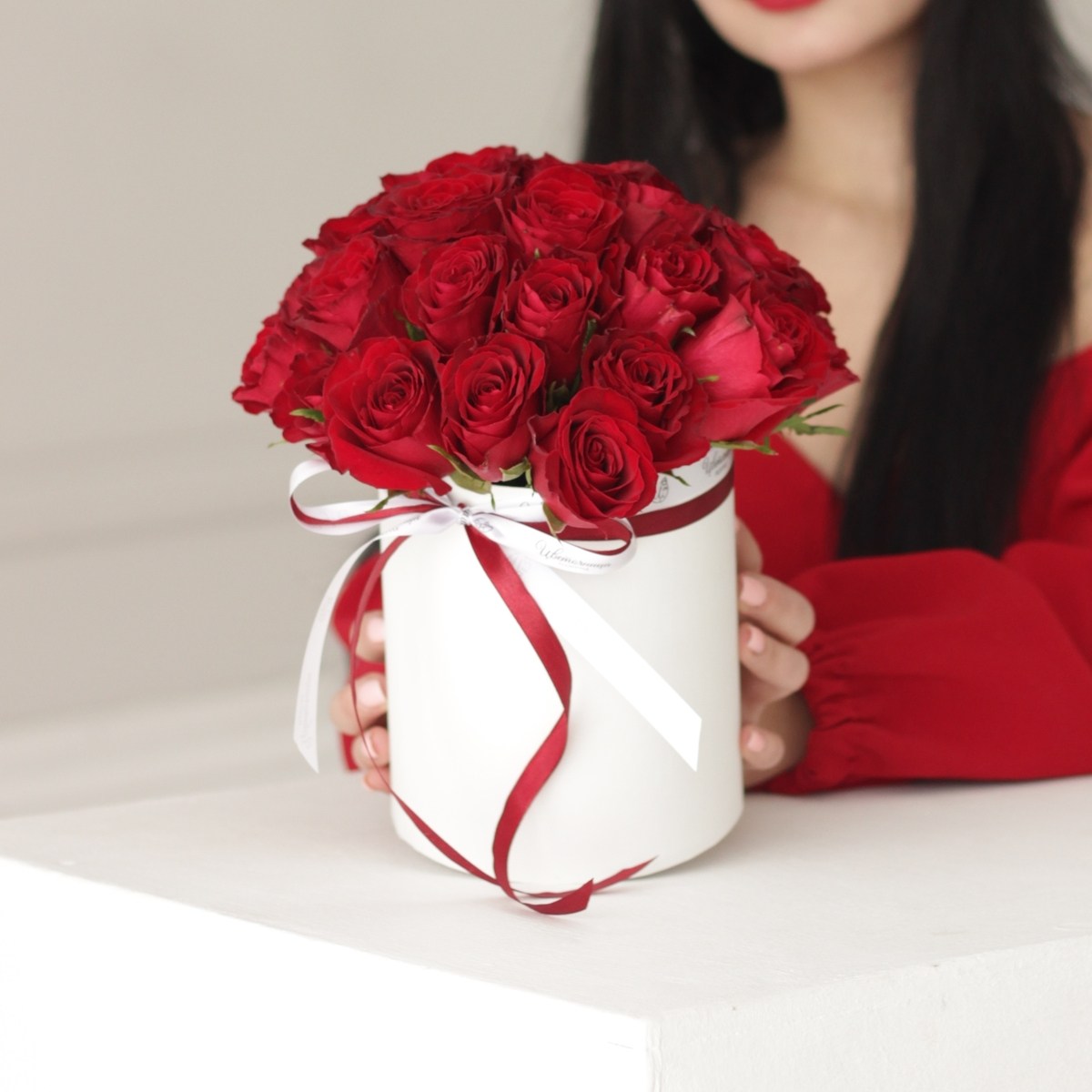 Коробка красных роз